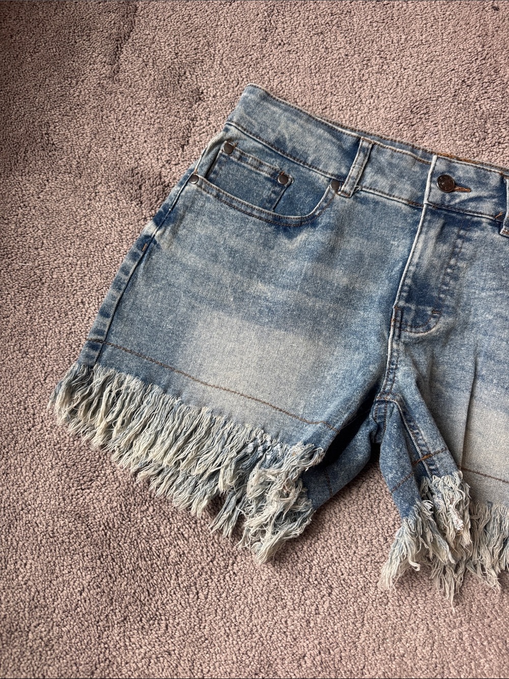 VIP Jeans Distressed Denim Cutoff Shorts Frayed Hem Mid Rise SIZE 7/28 NWT - Picture 2 of 6